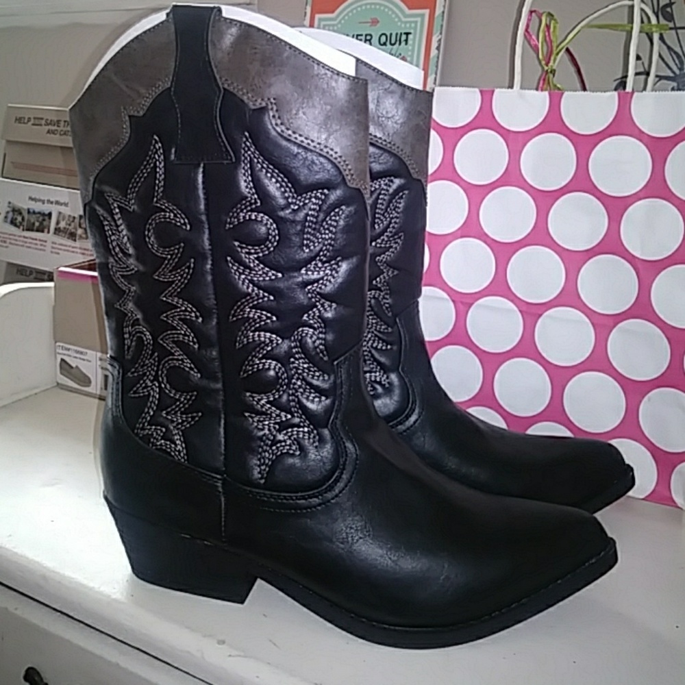 NEW Black Cowboy Boots 👢